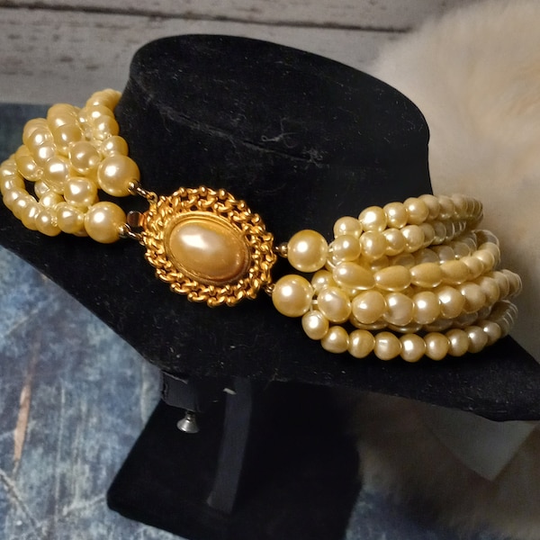 Gargantilla de collar de perlas de imitación de varios hilos vintage de Carolee, cierre de caja ovalada de clase de mediados de siglo con cabujón de perlas de imitación