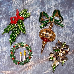 Mid century vintage Christmas wreath brooch-coat pin-holiday costume jewelry metal and enamel image 4