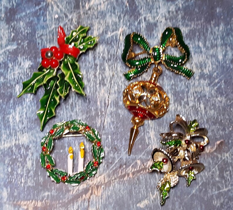 Mid century vintage Christmas wreath brooch-coat pin-holiday costume jewelry metal and enamel image 4