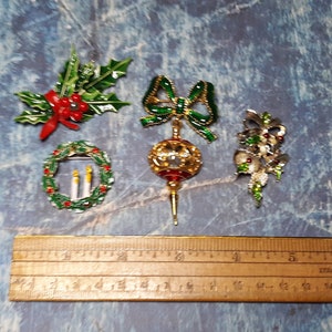 Mid century vintage Christmas wreath brooch-coat pin-holiday costume jewelry metal and enamel image 3