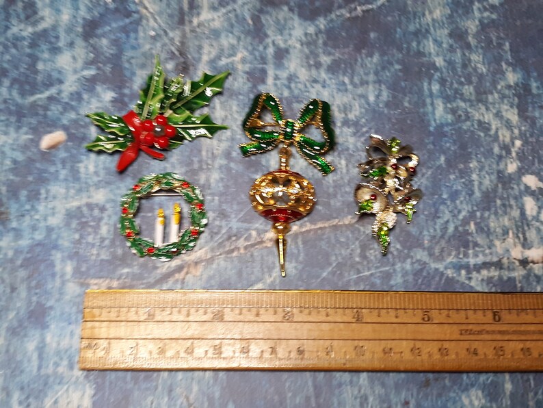 Mid century vintage Christmas wreath brooch-coat pin-holiday costume jewelry metal and enamel image 3