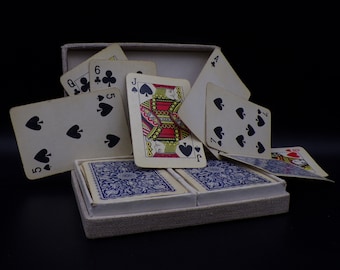 Cartes Canasta vintage, postérieures à 1960, légèrement utilisées mais bien conservées. Ensemble complet de 108 pièces avec instructions en tchèque.