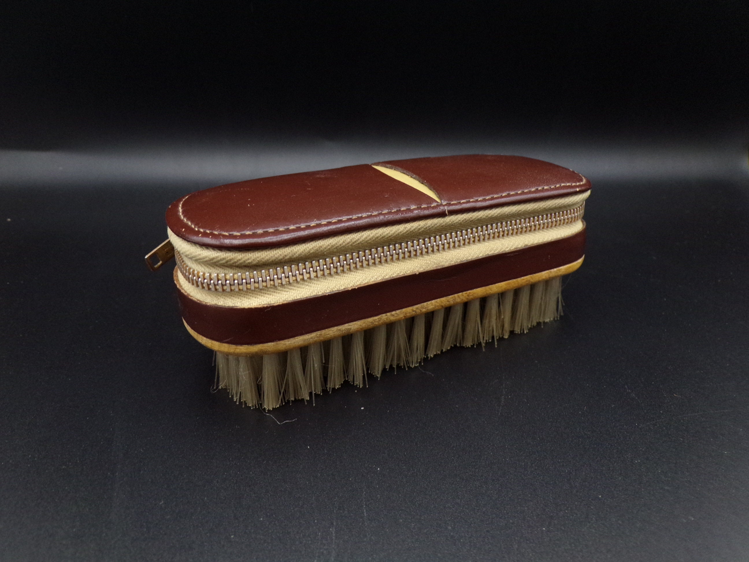 ANCIENNE TROUSSE DE TOILETTE POUR VOYAGE CUIR TANNEUR SOCO PORT