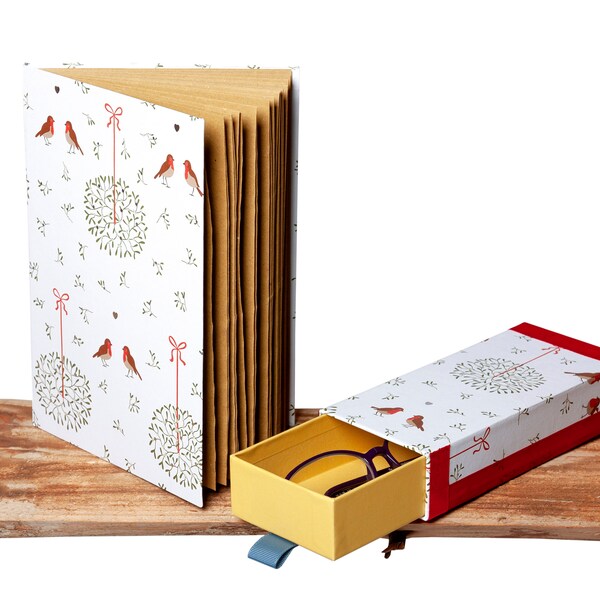 Set da scrivania QUADERNO & CUSTODIA OCCHIALI handmade rivestiti di raffinata carta decorata "pettirossi e vischio"