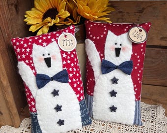 AMERICANA CAT PILLOW - 7.5" tall - Patriotic small pillow -- Farmhouse 4th of July Decor - Cyndy Fahey Designs -Folk Art - Country Ornament