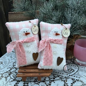 PETIT bonhomme de neige de la Saint-Valentin coussin fait main - décor de plateau à plusieurs niveaux - primitif - remplissage de bol - hiver country rustique - Cyndy Fahey Designs