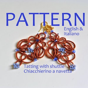 Może przedstawiać: Para brązowych i niebieskich kolczyków wykonanych techniką chiacchierino z pozłacanymi biglami. Kolczyki są wykonane za pomocą wahadła i nazywane są "Chiacchierino a navetta". Na zdjęciu widoczny jest również tekst "PATTERN English & Italiano".