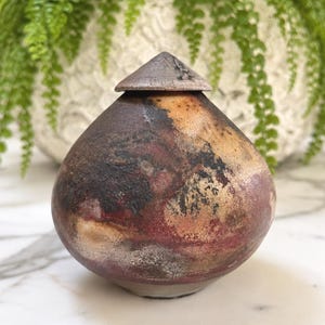 Vintage signerad Raku keramikburk med lock - handgjuten - skimrande vinröd Studio keramikkärl