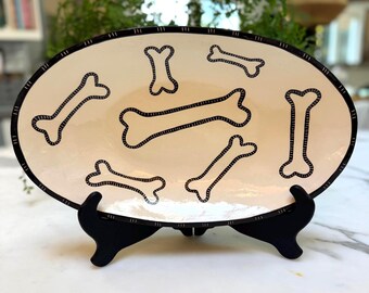 Cuenco de cerámica con forma de hueso para perro Vesta de Vintage Studio: plato para golosinas para mascotas de mediados de siglo