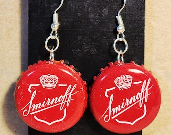 Pendientes colgantes con tapa de botella de Smirnoff