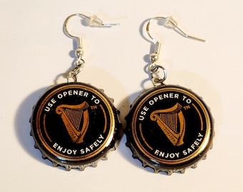 Pendientes colgantes con forma de tapa de botella de Guinness