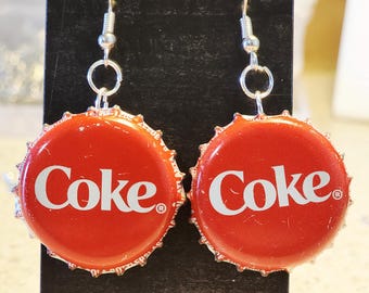 Pendientes colgantes con tapa de botella de Coca-Cola