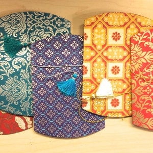 Pochette coussin avec pompon, coffret cadeau de mariage, coffret cadeau de mariage indien, coffret cadeau, coffret cadeau Diwali, faveurs Mehndi, décoration de fête Diwali