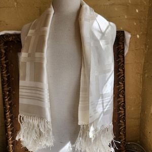 Vintage 1950s-1960s White Rayon Men&#39;s Scarf With Tassels By Currie, Geometric Pattern