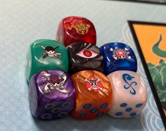 Dados personalizados feitos à mão da edição Pearl do jogo de cartas colecionáveis One Piece.