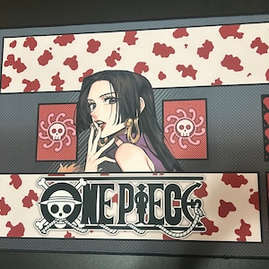 Puede incluir: Un logotipo "One Piece" en blanco y negro con una calavera y huesos cruzados sobre un fondo gris. El logotipo est&aacute; rodeado de un patr&oacute;n de estampado de vaca rojo y blanco. Una mujer con el pelo largo y negro y un vestido morado est&aacute; en el fondo.