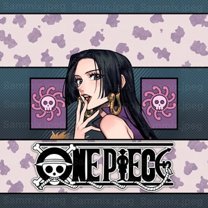 Puede incluir: Una ilustraci&oacute;n digital de un personaje femenino de anime con cabello negro largo, vistiendo un vestido morado y grandes aretes de oro. El personaje mira hacia la derecha y tiene el dedo en los labios. El fondo es gris oscuro con un patr&oacute;n de corazones rosas y calaveras. El texto "ONE PIECE" est&aacute; en el centro de la imagen en blanco y negro.