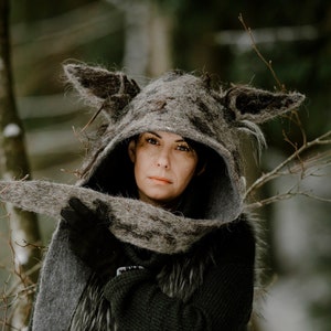 Handtovad varghuvudbonad • Varghuva i merinoull • Cosplayhuva i tribal fantasy-varg • Hantverkshuvudbonad med djursjäl