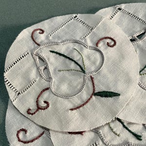 vintage French hand embroidered cotton patch, 1940s minimal leaf salvaged embroidery, vintage eco-friendly craft sewing patchwork, width 9cm
