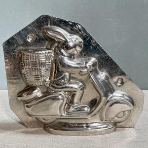 stampo per cioccolato vintage a forma di coniglietto pasquale, anni &#39;50 W Hörnlein Germania stampo per cioccolato a forma di coniglio su scooter, metallo 2 pezzi 14 x 17 cm, decorazione pasquale
