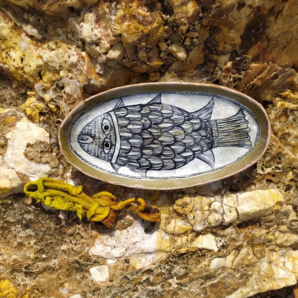 Assiette, plateau parfait pour tous les usages, fabriqué et peint à la main avec un motif de poisson.