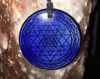 Pendentif holographique Sri Yantra avec Elite Shungite, tourmaline noire, sélénite, magnétite 2,5 po rond, 1/4 po de large.