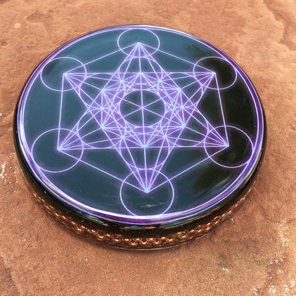 Lg Orgone ASG Ladescheibe mit Metatron's Cube, Rhodizite, Kyanit und Shungite 5 Zoll durchmesser, 1 Zoll dick