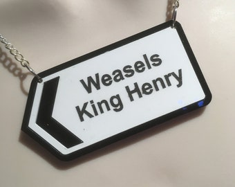 CABIN PRESSURE inspiró el collar de señales de tráfico "Weasles King Henry"