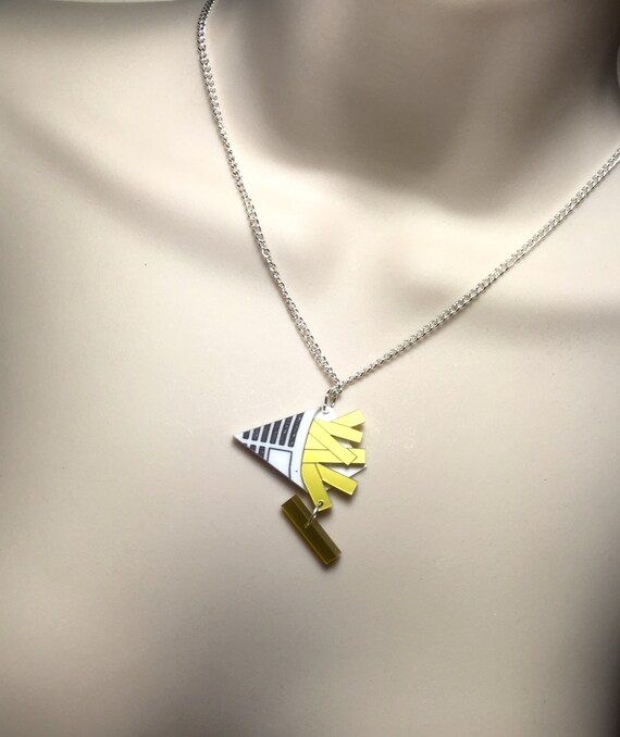 Una de en el periódico.. Collar de acrílico - España