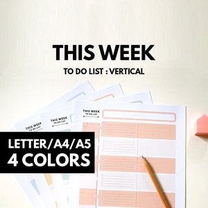 Puede incluir: Cuatro plantillas de lista de tareas imprimibles en diferentes colores. Las plantillas est&aacute;n dise&ntilde;adas para los tama&ntilde;os de papel carta, A4 y A5. El texto en la plantilla dice "Esta semana Lista de tareas: Vertical".