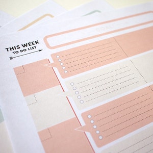 Puede incluir: Una lista de tareas para imprimir con el texto "This Week To Do List" en negro con una flecha que apunta hacia la derecha. La lista tiene secciones con l&iacute;neas en blanco para escribir y casillas de verificaci&oacute;n para marcar las tareas completadas.