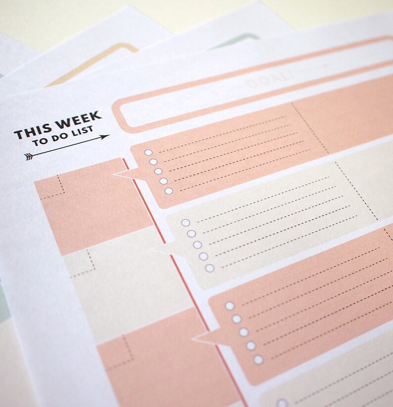 Puede incluir: Una lista de tareas para imprimir con el texto "This Week To Do List" en negro con una flecha que apunta hacia la derecha. La lista tiene secciones con l&iacute;neas en blanco para escribir y casillas de verificaci&oacute;n para marcar las tareas completadas.
