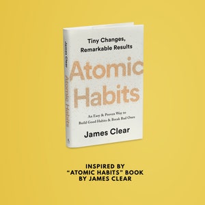 Puede incluir: Una portada de libro blanca con el t&iacute;tulo "Atomic Habits: An Easy & Proven Way to Build Good Habits & Break Bad Ones" de James Clear. El subt&iacute;tulo es "Tiny Changes, Remarkable Results".