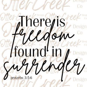 Puede incluir: Un fondo blanco con las palabras "There is freedom found in surrender" en escritura negra. El texto "proverbios 3:5-6" está en la parte inferior. El fondo tiene un patrón repetido de las palabras "Otter Creek Design Co."