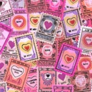 Op de afbeelding: Een assortiment vintage-stijl postzegels met een hartvormig ontwerp. De postzegels zijn in verschillende kleuren, waaronder roze, geel en blauw. De tekst "Love" en "Be Mine" is zichtbaar op sommige postzegels.