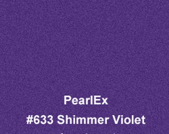 Puede incluir: Una pintura artesanal de color morado brillante con el nombre de la marca PearlEx y el nombre del color #633 Shimmer Violet. La pintura se muestra sobre un fondo morado.