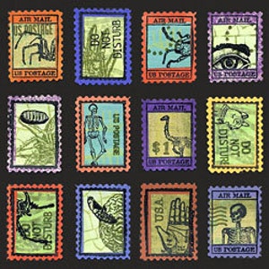 Op de afbeelding: Een set van 12 postzegels in vintage stijl met verschillende illustraties, waaronder een skelet, een vogel, een oog en een hand. De postzegels zijn gedrukt op een donkere achtergrond met kleurrijke randen en de tekst "Air Mail" en "US Postage".