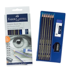 Puede incluir: Un juego de dibujo en grafito Faber-Castell azul y dorado con 8 lápices, un sacapuntas y una goma de borrar. El juego incluye lápices en los siguientes grados: 2H, HB, B, 2B, 4B, 6B, 8B y 119. El juego está empaquetado en una caja de plástico azul.
