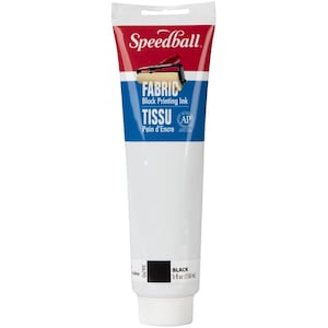 Puede incluir: Un tubo de tinta para estampar en tela Speedball de color negro. El tubo está etiquetado con el nombre de la marca, el nombre del producto y el color. Contiene 150 ml.