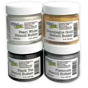 Peut inclure: Quatre pots de 59 ml de Stencil Butter The Crafter's Workshop dans les couleurs Blanc Perlé, Or Champagne, Cravate Noire et Platine.