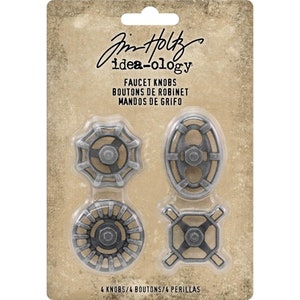 Könnte beinhalten: Vier silberfarbene Metall-Wasserhahnknöpfe mit verschiedenen Designs. Die Knöpfe sind auf einer Karte mit dem Text "Jim Holtz idea-ology Faucet Knobs Boutons de Robinet Mandos de Grifo 4 Knobs/4 Boutons/4 Perillas" verpackt.