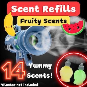 Op de afbeelding: Een set van 14 fruitig geurende navullingen voor een speelgoedgeurblaster. De afbeelding toont een blauwe speelgoedblaster met een watermeloen- en banaanafbeelding. De tekst "Yummy Scents!" is rood. De tekst "*Blaster not included" staat onderaan de afbeelding.