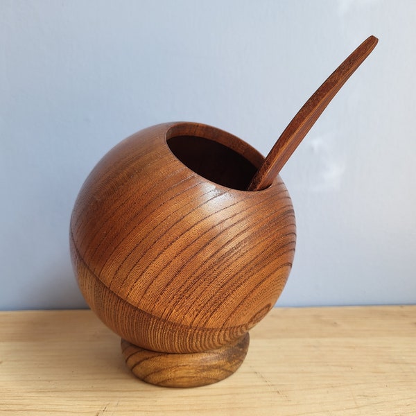 MCM Teak Sphere Nut oder Candy Bowl mit geschnitztem Servierlöffel aus Holz