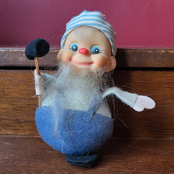 Elfe barbu avec marteau vintage Elf de Noël Vêtements en feutre bleu, chapeau de bas à rayures bleues - manquant une chaussure