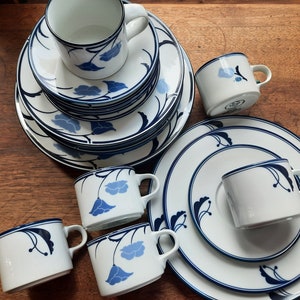 Dansk Tivoli Belles Fleurs, Flora, zestaw obiadowy La Tulipe, talerze obiadowe, filiżanki, spodki. Vintage niebiesko-białe naczynia ceramiczne