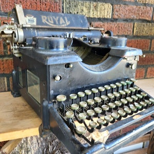 1914 Royal 10 Typewriter beveled glass panels on each side, wood space bar, glass covered keys, rusty, decorative for parts Antique office