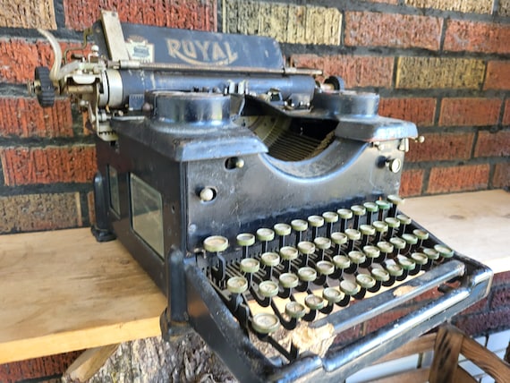 1914年製ロイヤル10型タイプライター：面取りガラス、錆びた 