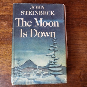 Księżyc w dole 1942 John Steinbeck harbdack z obwolutą, w tym fragment z książki miesiąca autorstwa Dorothy Canfield