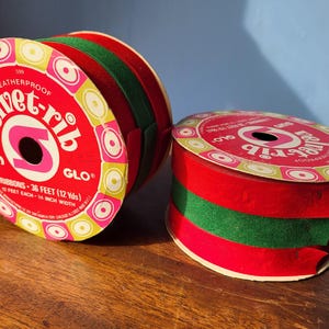 Fita Velvetrib Weatherproof Sun Glo Vintage rolo de 3 fitas de 12 pés cada 3/4 polegada 2 veludo vermelho 1 veludo verde 2 disponíveis Vendido separadamente