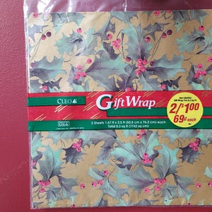 Papel de regalo vintage con acebo y bayas doradas, papel de regalo navideño, 2 hojas, bayas de acebo sobre fondo dorado, pliegue plano, vintage dorado brillante